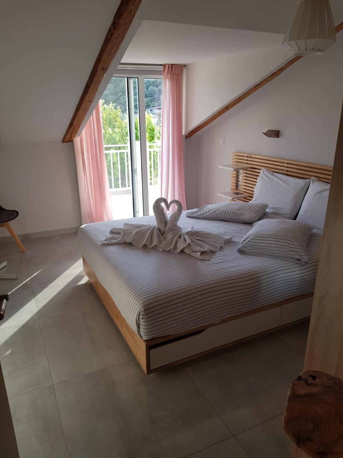 Kallimos Vasilikí Kamer foto